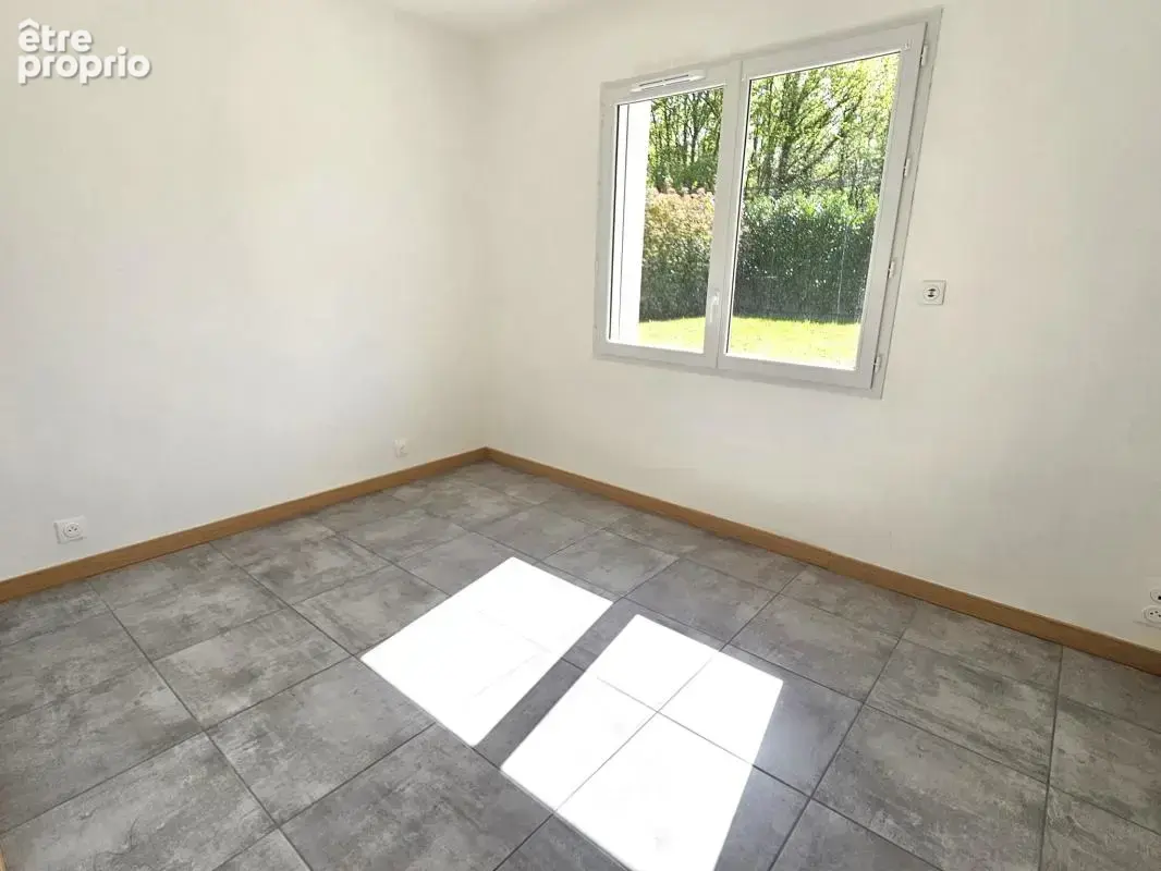 Maison récente, 5 chambres et un garage sur 950m2 - photo 9