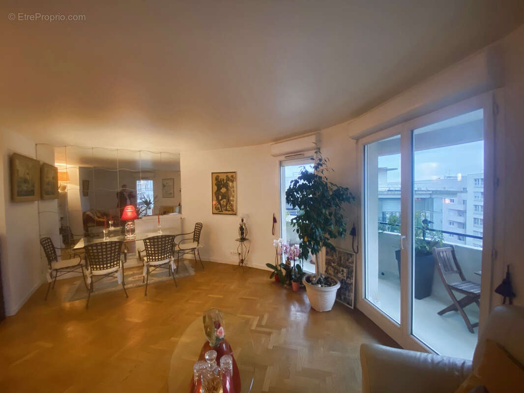 Appartement à COURBEVOIE