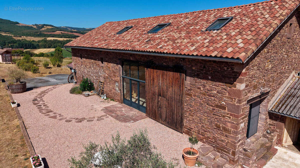 COUP DE COEUR Magnifique grange en pierres rénovée ! - photo 7