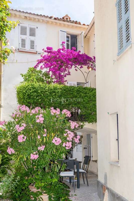 À vendre – Coeur de MOUGINS VILLAGE - Ensemble unique de deux maisons avec vue mer - photo 9