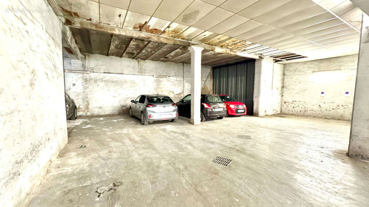 Garage/parking/box/garages à motos, fermés et sécurisés. - photo 3