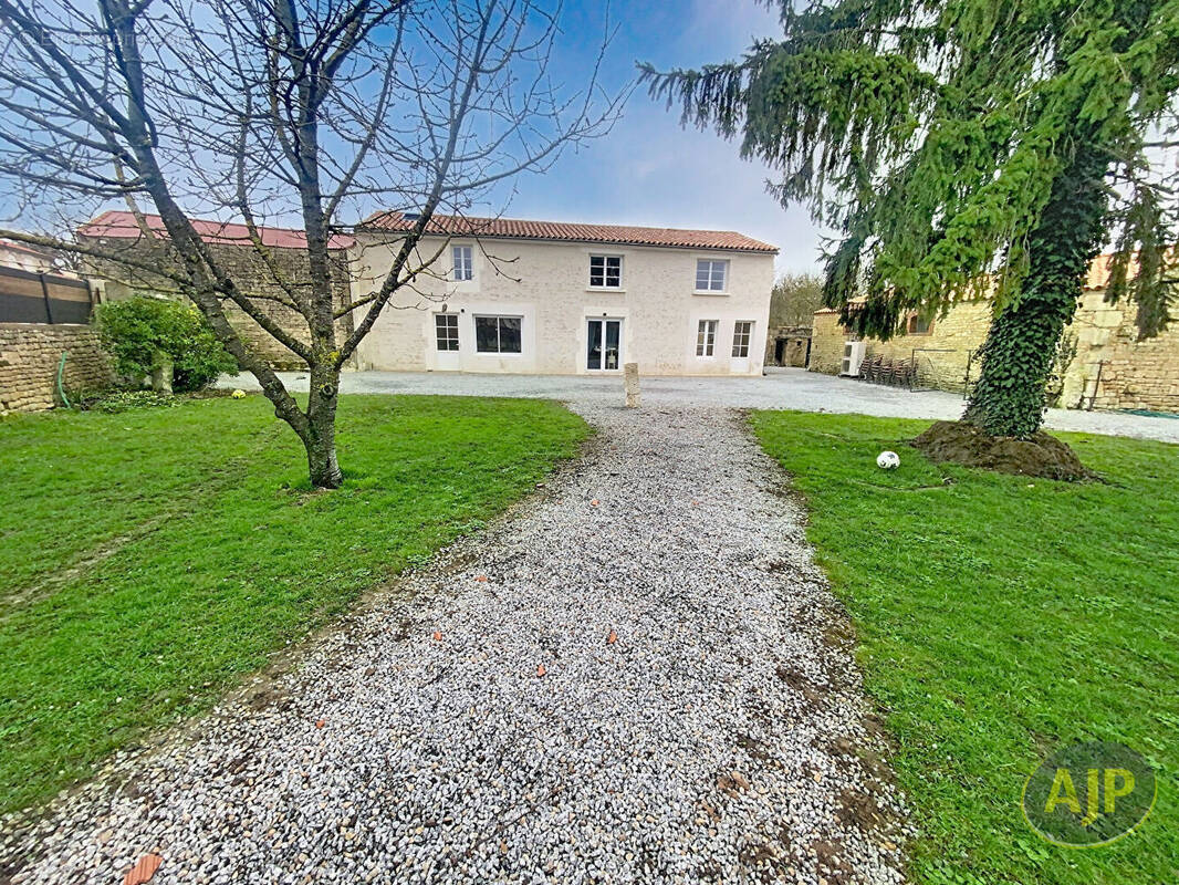 Maison à SAINTE-GEMME-LA-PLAINE