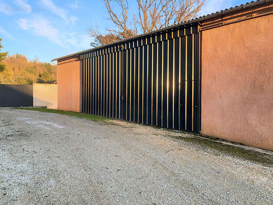CORREZE. Proche BRIVE-LA-GAILLARDE. Maison en pierre avec 6 chambres, un gîte de 2 chambres, une grange, 2 écuries et un hangar  - photo 6
