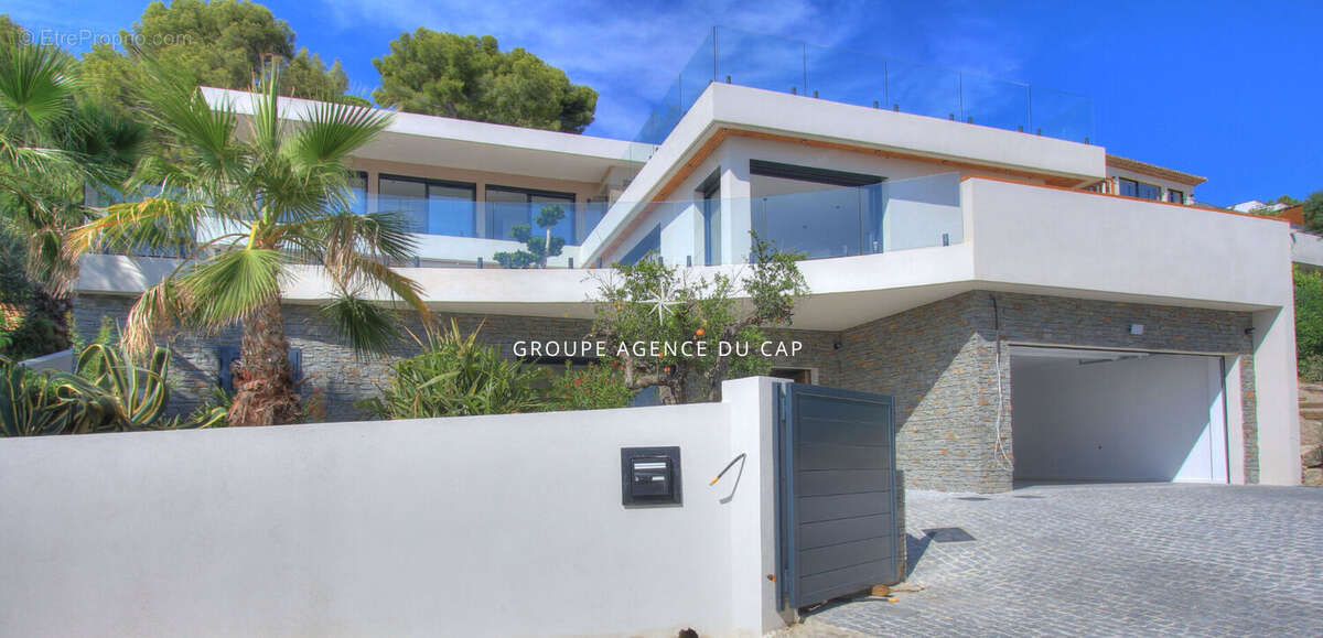 À vendre villa contemporaine de 350m² 8 pièces avec vue mer, à pied des plages et des commerces des issambres - photo 2