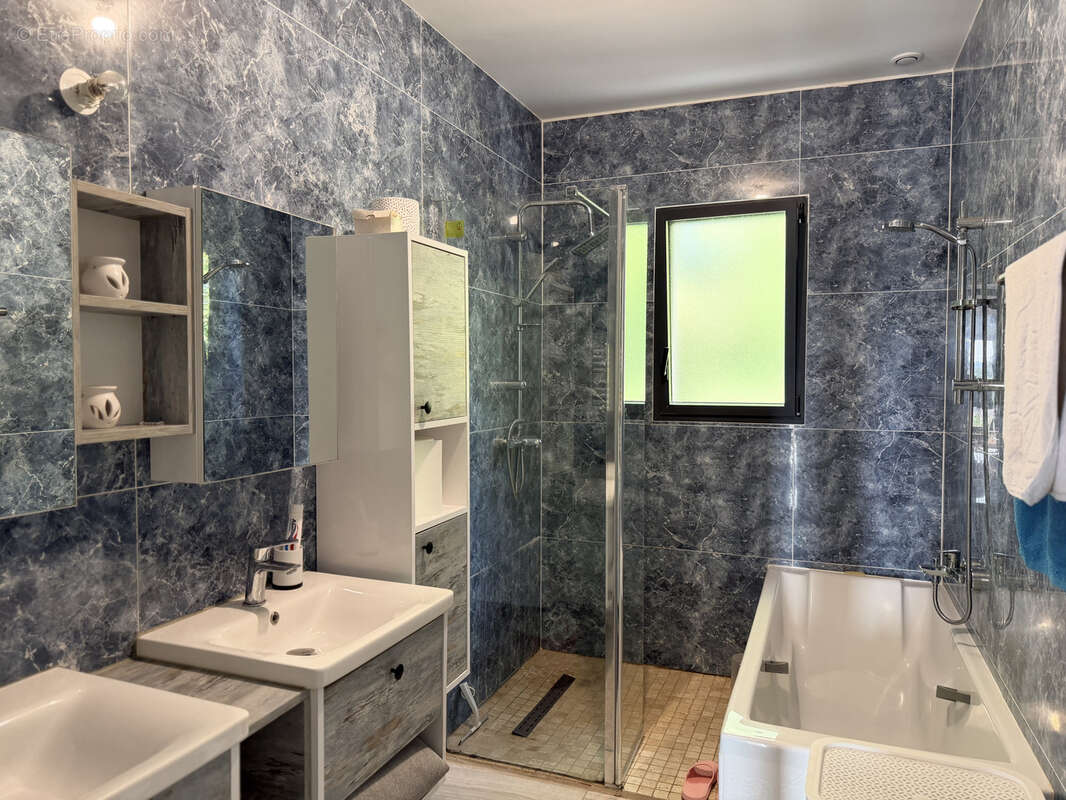 Maison 7 pièces de 164 m2 avec un grand garage et une piscine. - photo 12