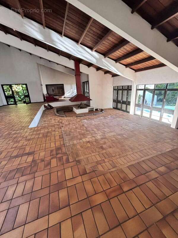 Propriété - 8 pièces - terrain de 4800 m² - photo 2