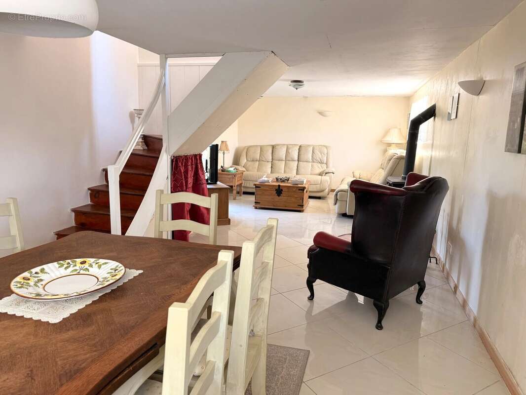 Maison individuelle de deux chambres nécessitant des rénovations près du centre de Saint-Junien - photo 5