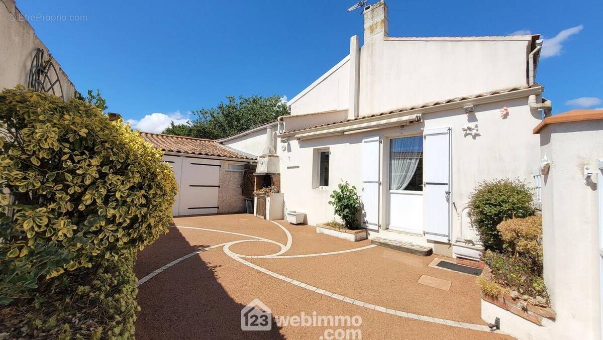 Pour tous renseignements et visite, Valérie au 06.76.26.97.79 - Maison à LONGEVILLE-SUR-MER
