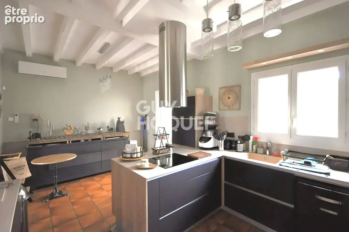 Maison à Saint Martin en Haut de 9 pièces, 165 m2 sur une parcelle de 1004 m². - photo 2