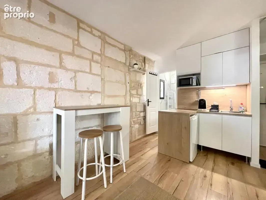 Aigues-mortes intra-muros – studio 23 m² entièrement rénové – vue exceptionnelle sur la place saint-louis - photo 12