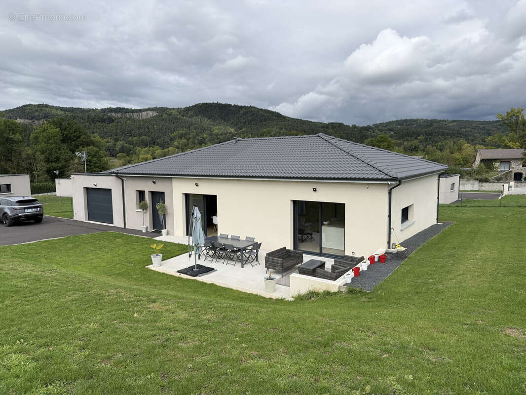 Maison à SAINT-JULIEN-CHAPTEUIL