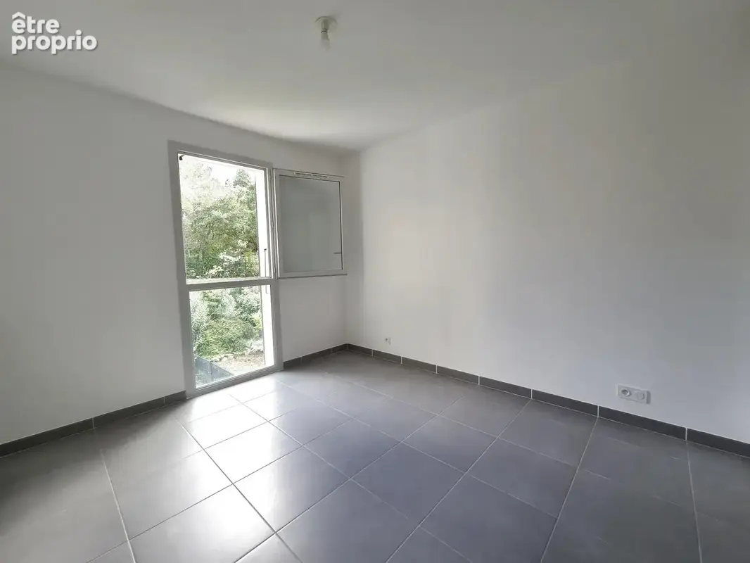 Le pradet   t3 récent avec terrasse plein sud, piscine et double parking - photo 7