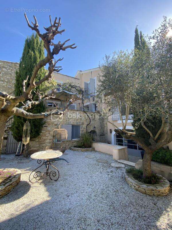 Maison de caractere avec jardin d'exception,piscine et vue imprenable-proche uzes - photo 3