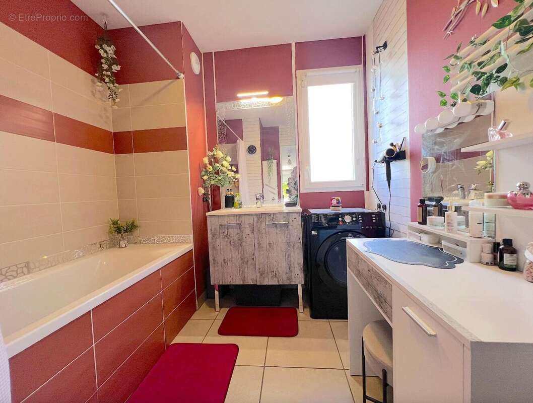   - Appartement à DECINES-CHARPIEU