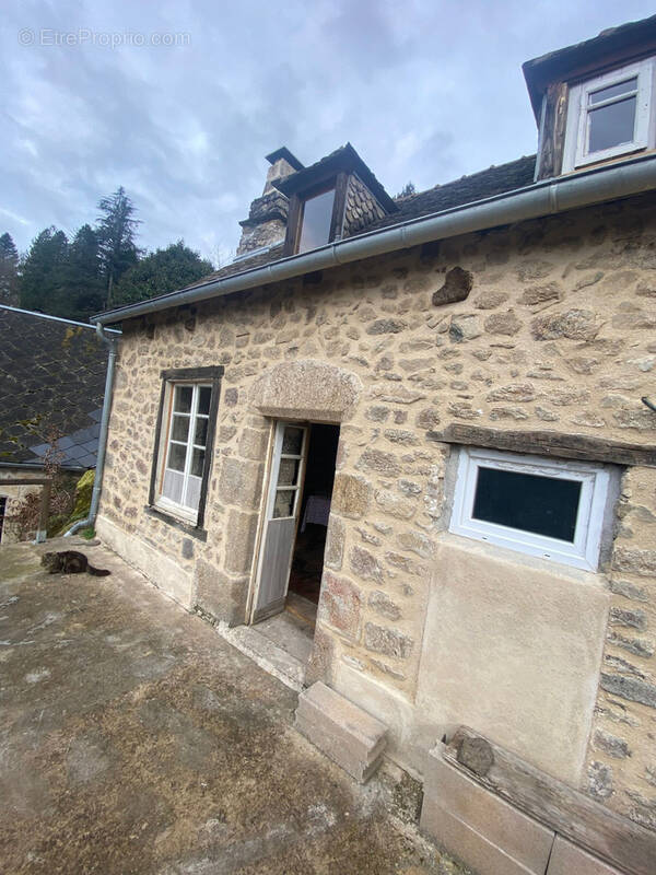 Maison à LA ROCHE-CANILLAC
