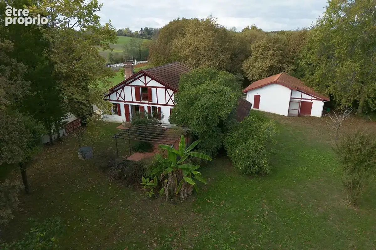Une ferme de 1859, ses 4 600 m² de parc et sa piscine - photo 4