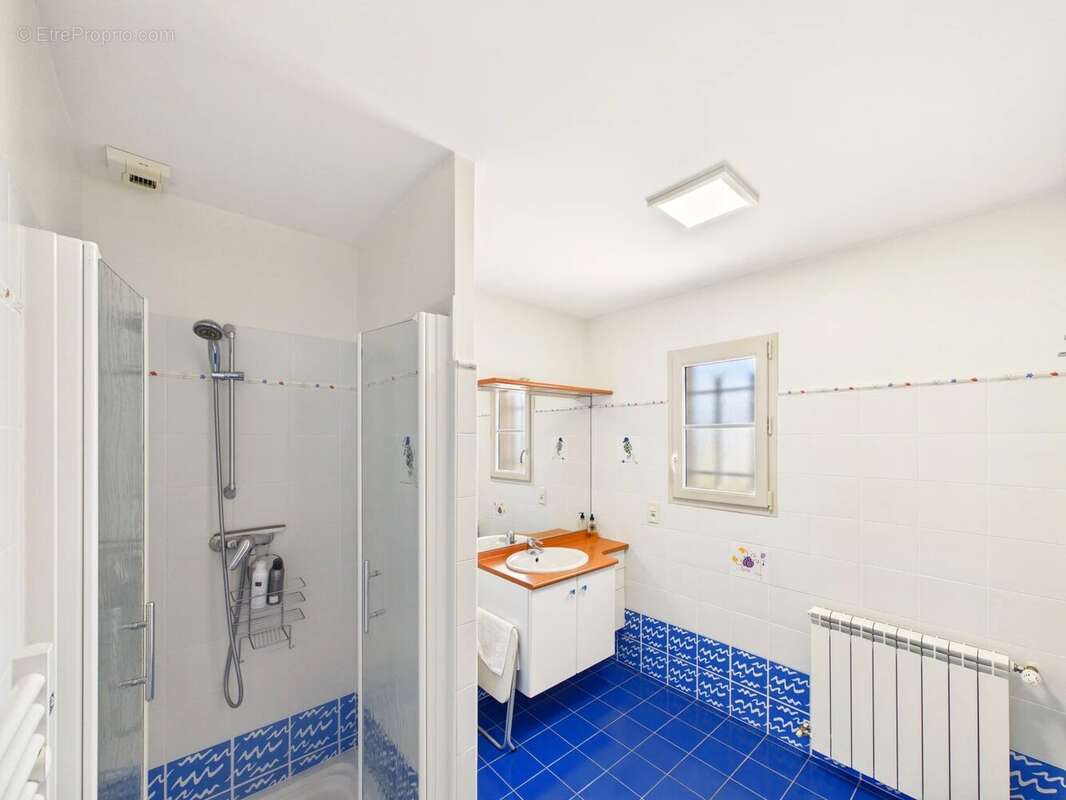 Superbe Villa Contemporaine avec Piscine, Vue Panoramique et Excellente Performance Énergétique - photo 10