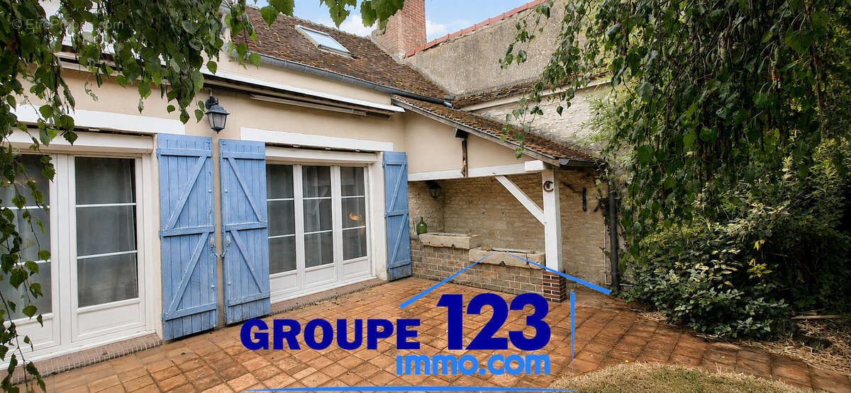 Ensemble immobilier de caractère avec deux maisons, grange et jardin. - photo 2