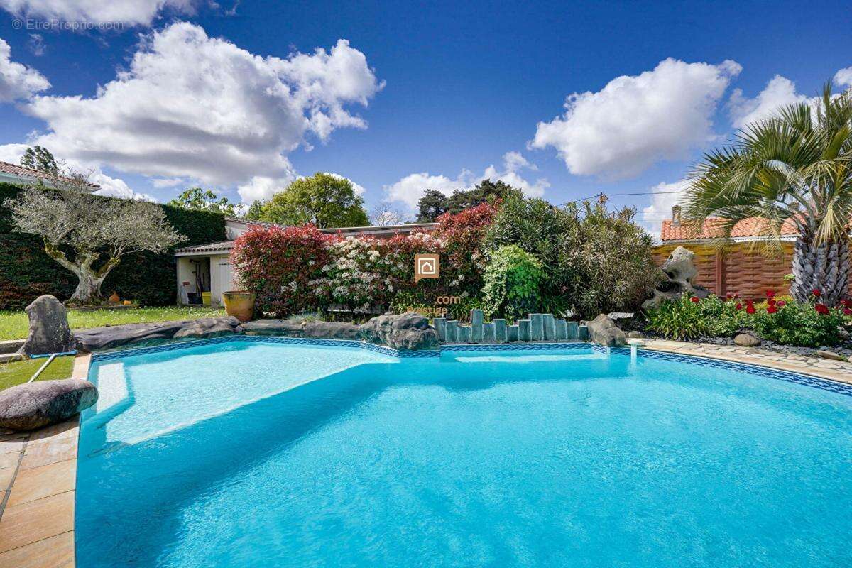 DEPT 33  Mérignac - Maison d'exception 8 pièce(s) 181 m2 avec jardin paysagé et piscine au sel chauffée - photo 8