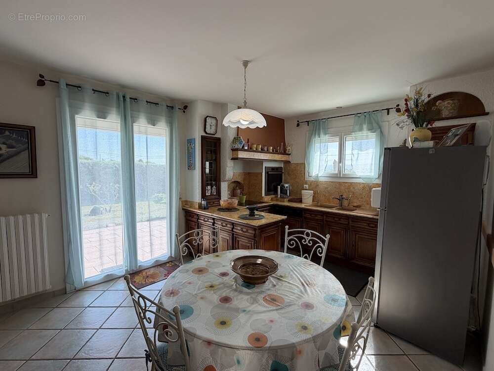 Belle villa de plain-pied avec piscine et vaste terrain – Secteu - photo 4