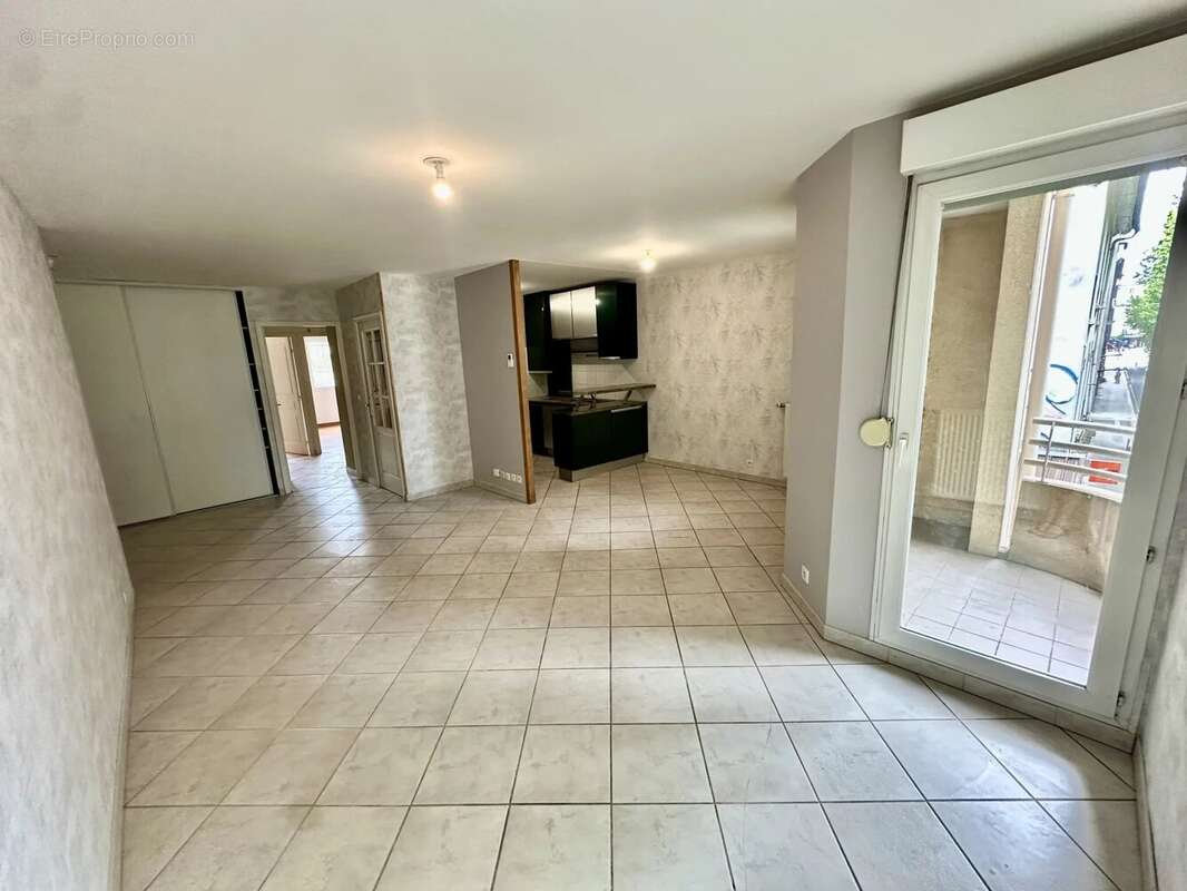 T4 lumineux de 87 m² avec balcon, ascenseur et garage en option – Secteur Gare - photo 3