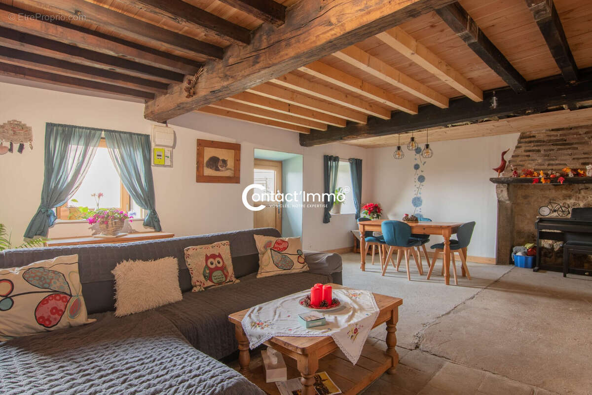 Maison à SAINT-VICTOR-MONTVIANEIX