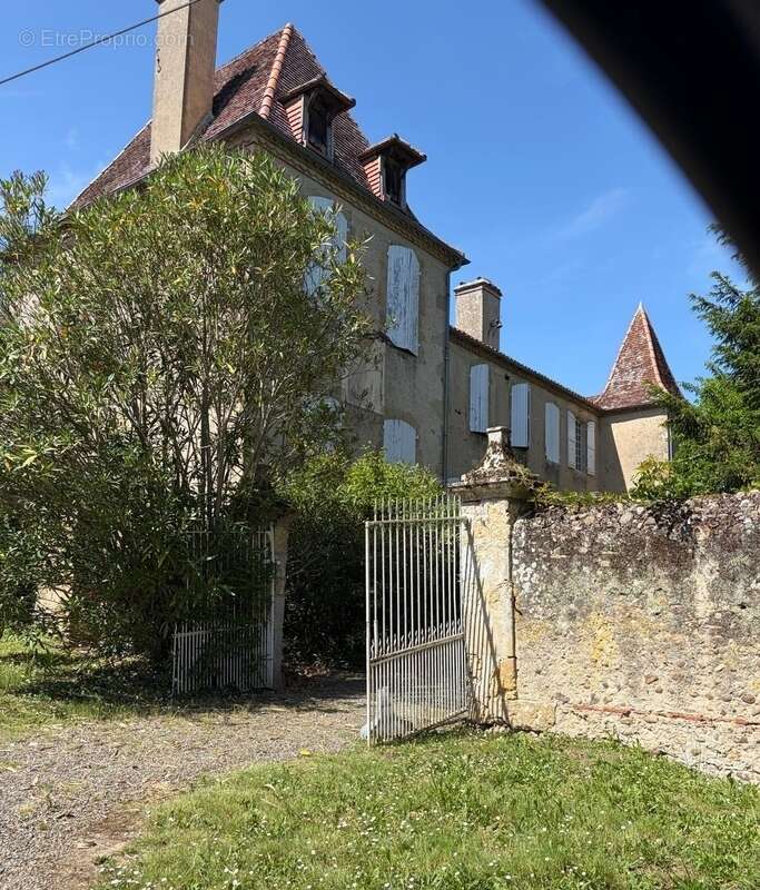 Gers(32), TRES BEAU CHATEAU DE FAMILLE 45HA avec dependances, un peu caché, en position dominante, une belle histoire - photo 15
