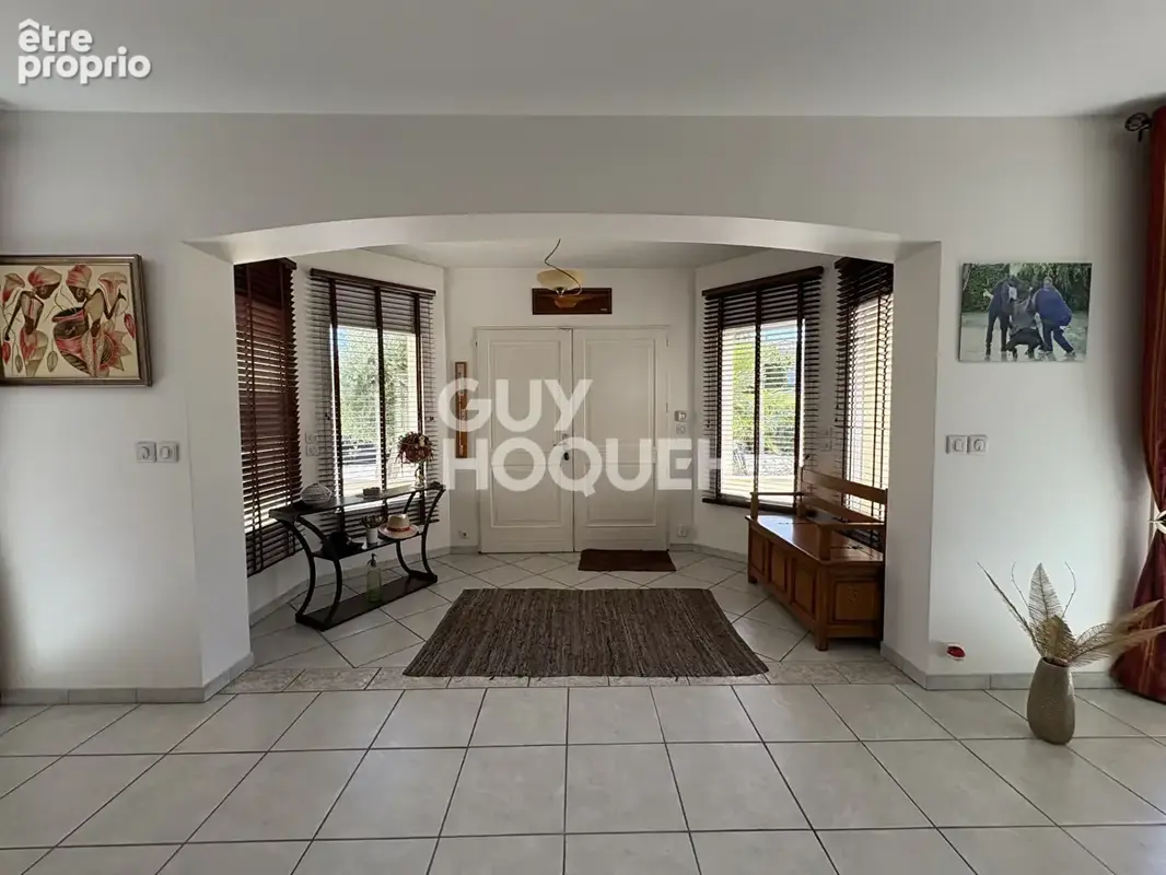 Propriété familiale de 225 m² avec piscine et garage - photo 2