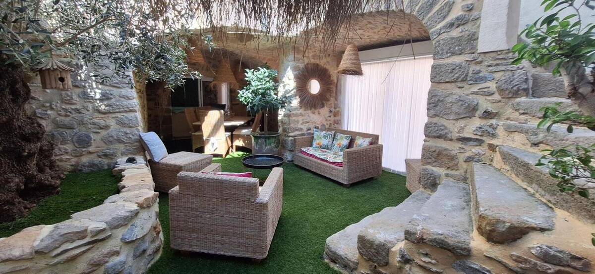 Maison à SAINT-SAUVEUR-DE-CRUZIERES