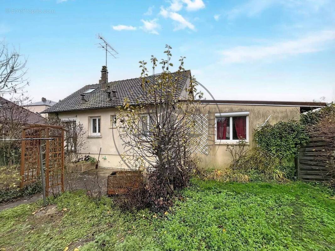 Maison à MONDONVILLE-SAINT-JEAN