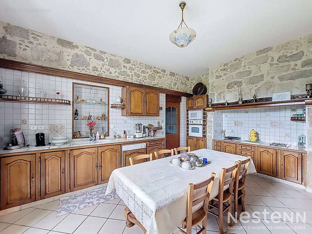 A Vendre Bâtisse en pierre de 310 m² avec dépendances sur une propriété de plus de 1,8 ha - photo 4