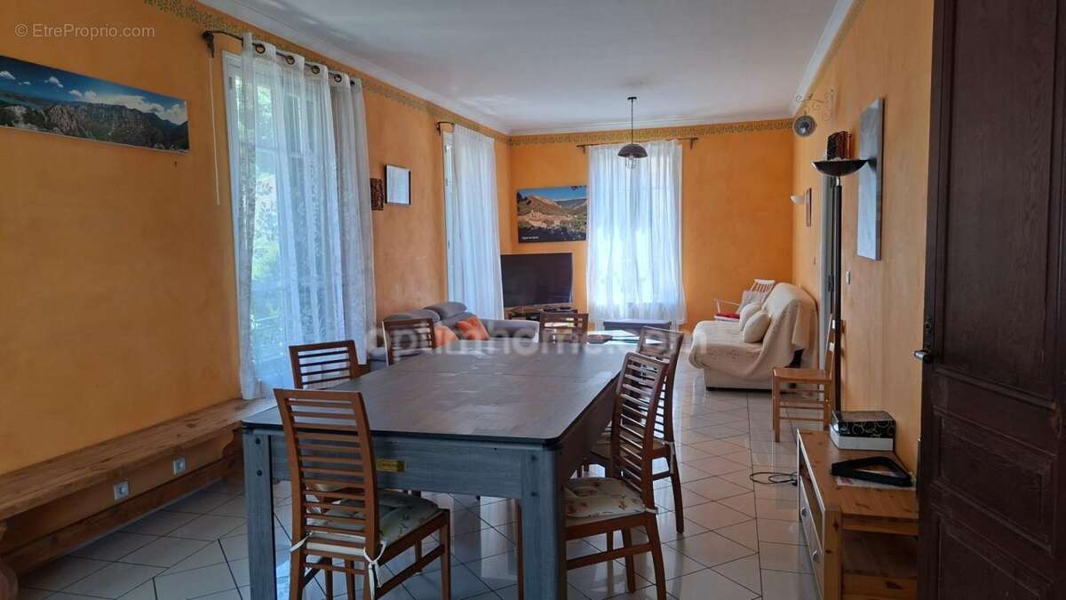 A vendre à Digne-les-Bains – Demeure de caractère des années 30 – 240 m² – 2 logements – Piscine – Garage - photo 4