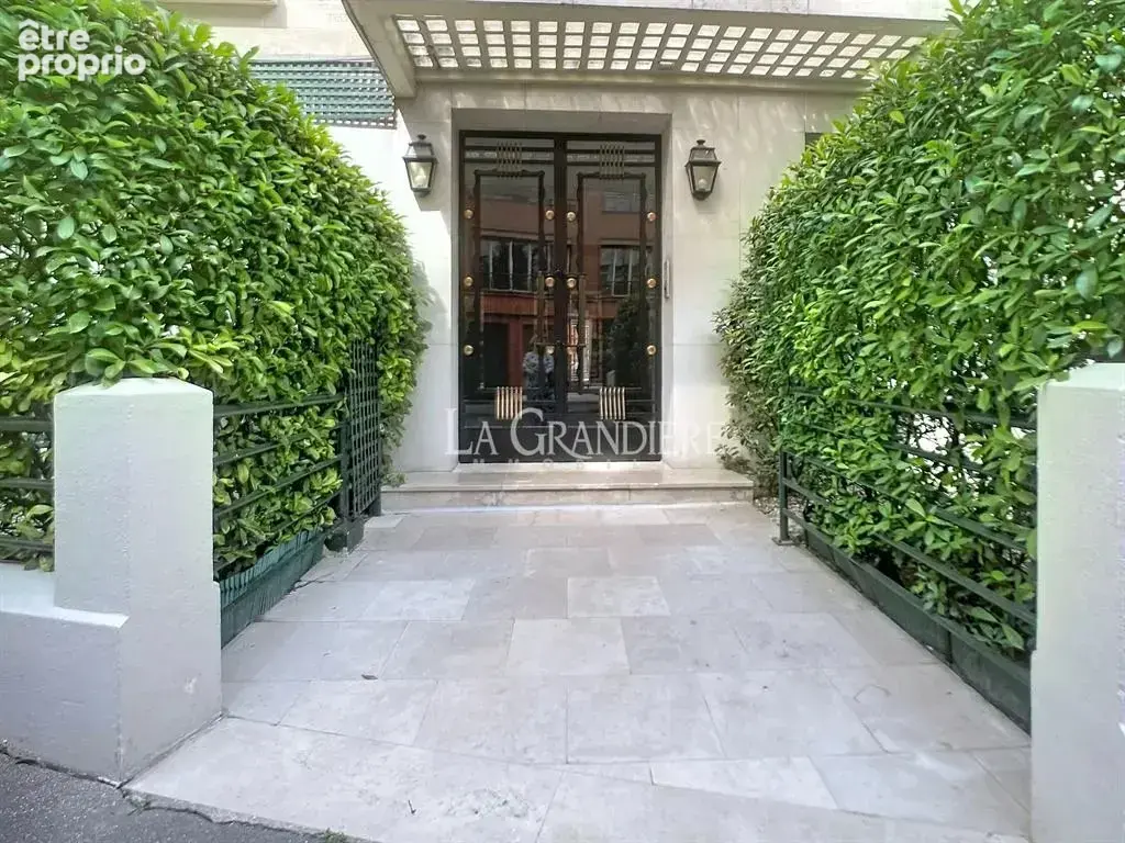 Appartement à PARIS-16E