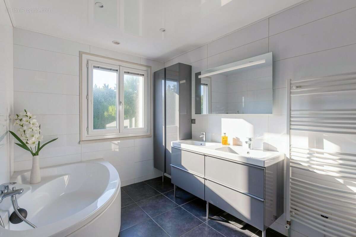 Maison 145 m² à Saint-Priest  - photo 9