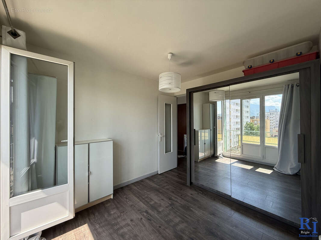 Chambre avec rangements - Appartement à GRENOBLE