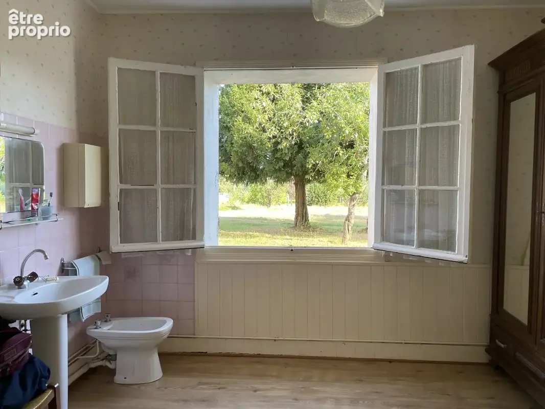 Maison a renover avec dependances sur 10ha  de terrain - photo 9