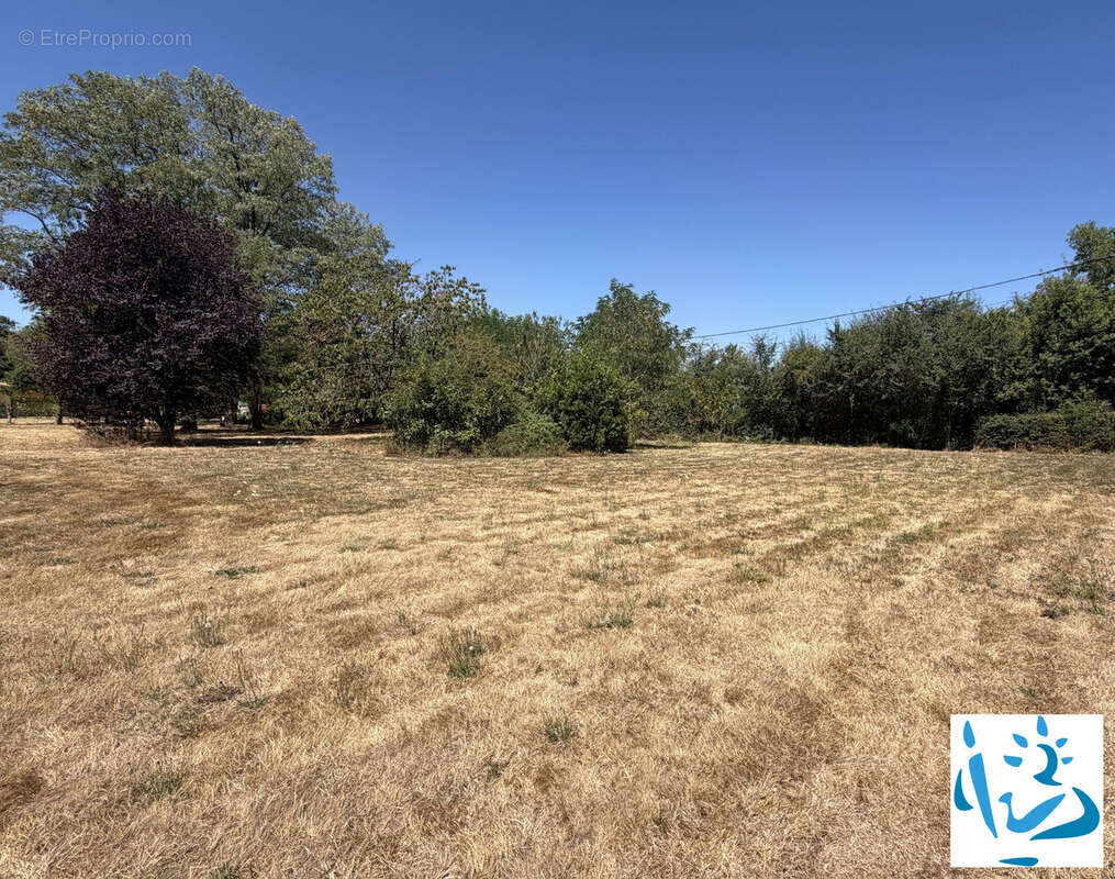 Terrain 1244 m² à Fontaine-Le-Comte  - photo 2