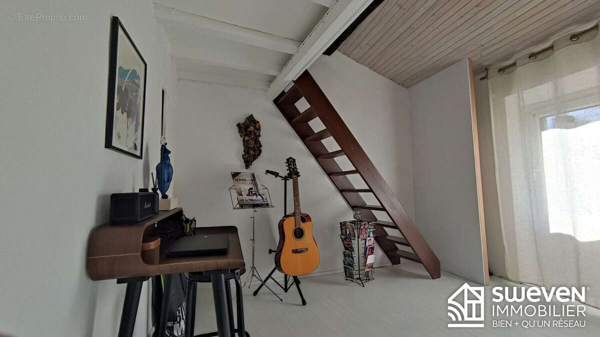 Salon musique/chambre 2ème étage - Maison à SAINT-CYPRIEN