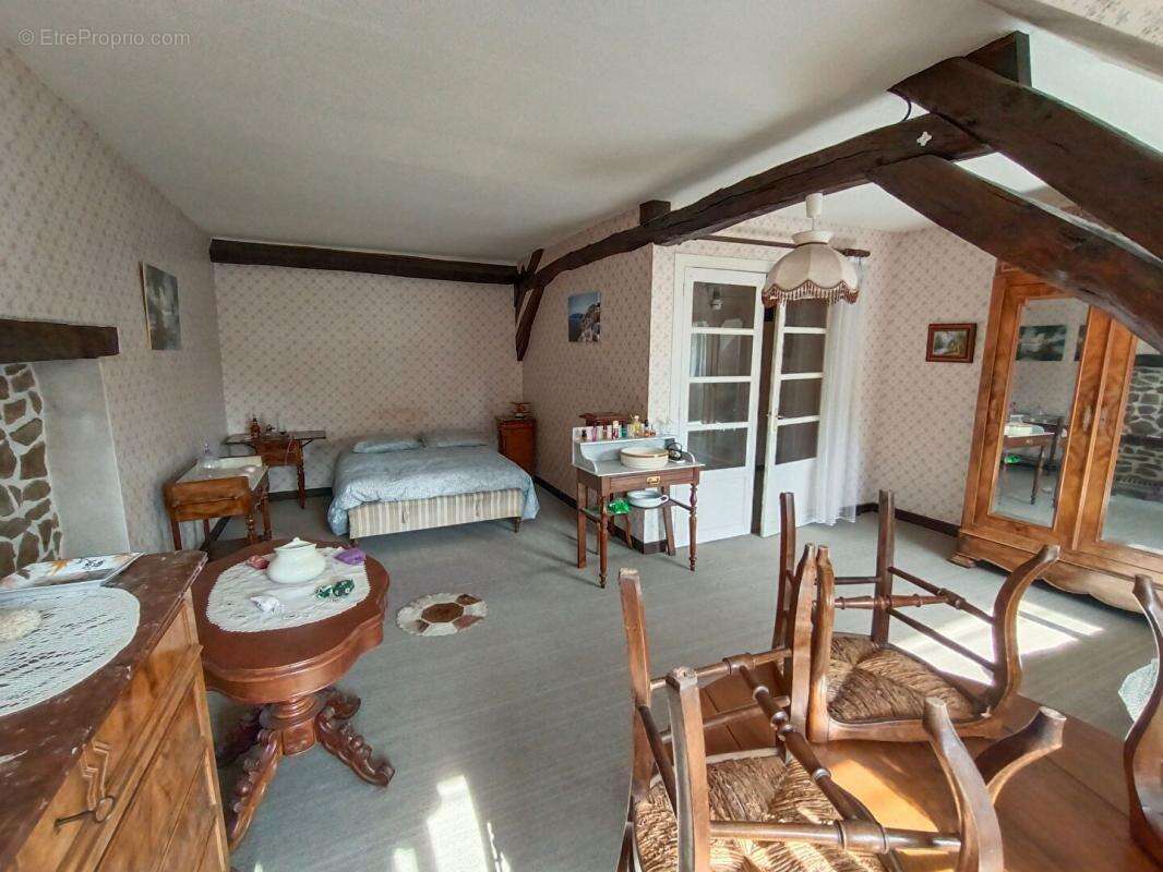 Maison à SELLES-SAINT-DENIS