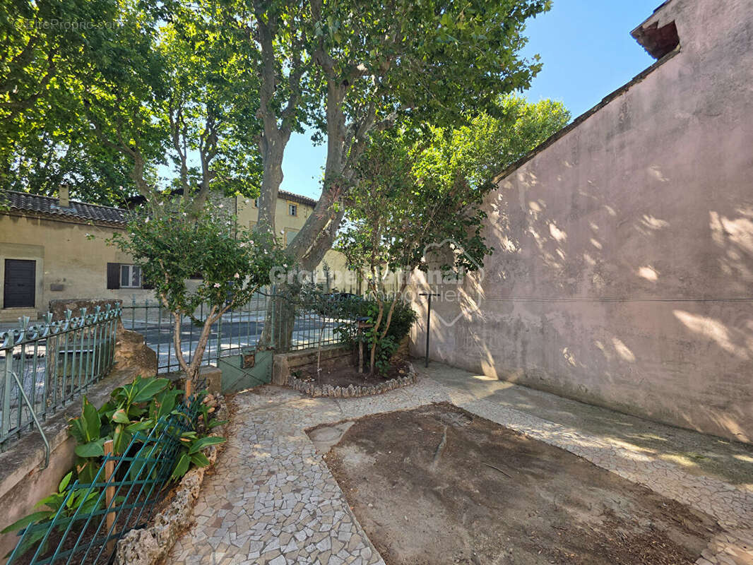 Maison de ville - Potentiel, grands garages et cour - photo 2