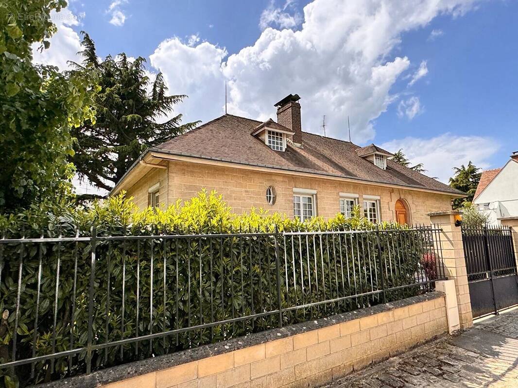 Maison à SAINT-NOM-LA-BRETECHE