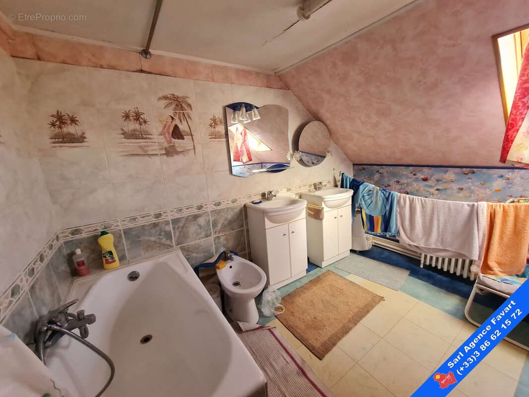 Maison à LAROCHE-SAINT-CYDROINE