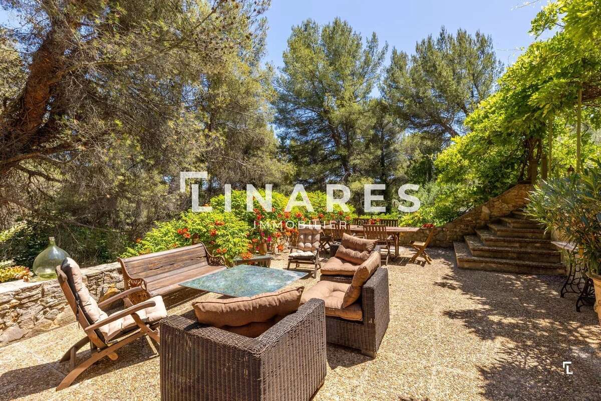 LE DOMAINE PROVENÇAL - Villa T6 de 287m² dont deux dépendances de 26m² - Piscine - Terrain de 6900m²  - 13011 EOURES - photo 7