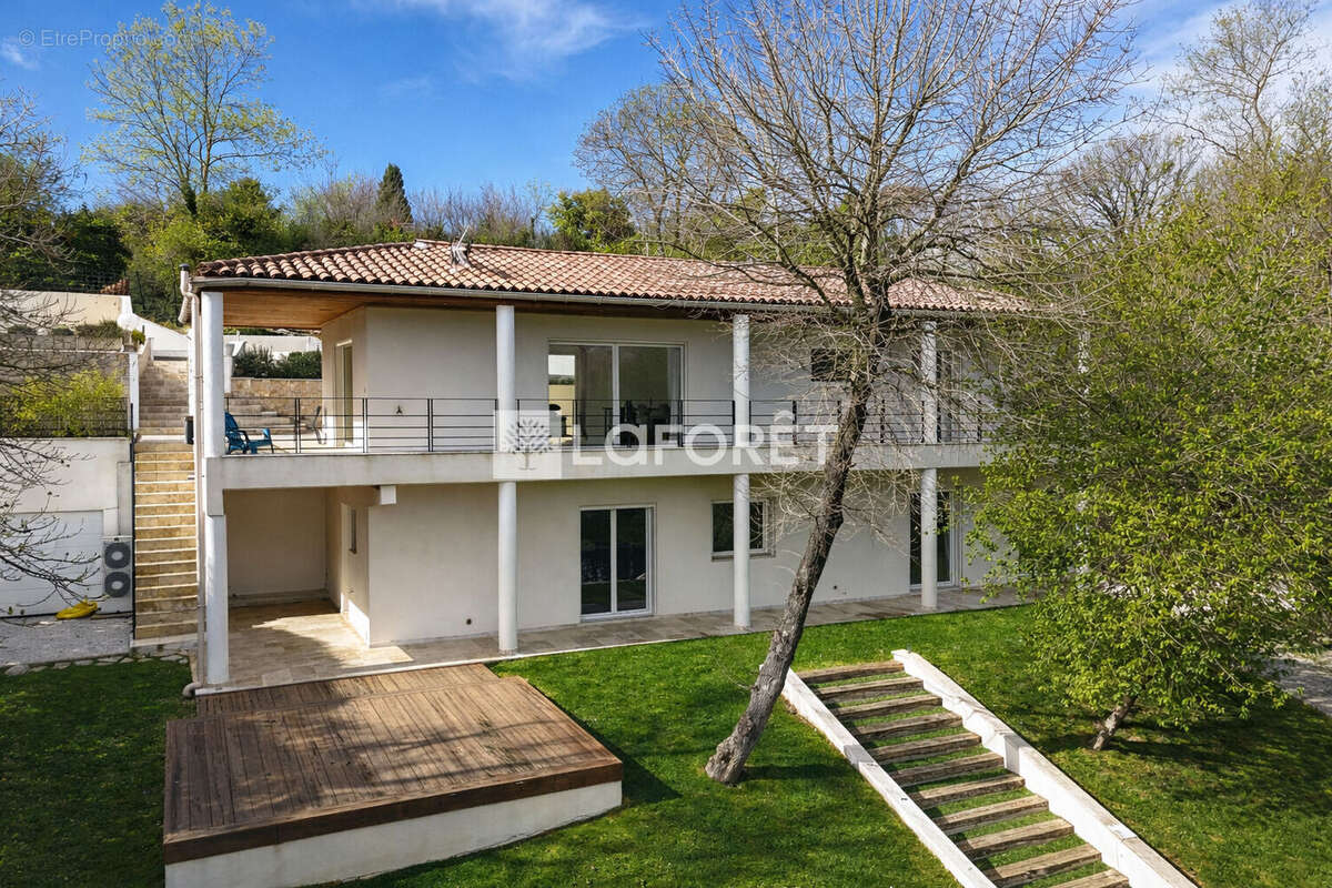 Maison à CHATEAUNEUF-GRASSE