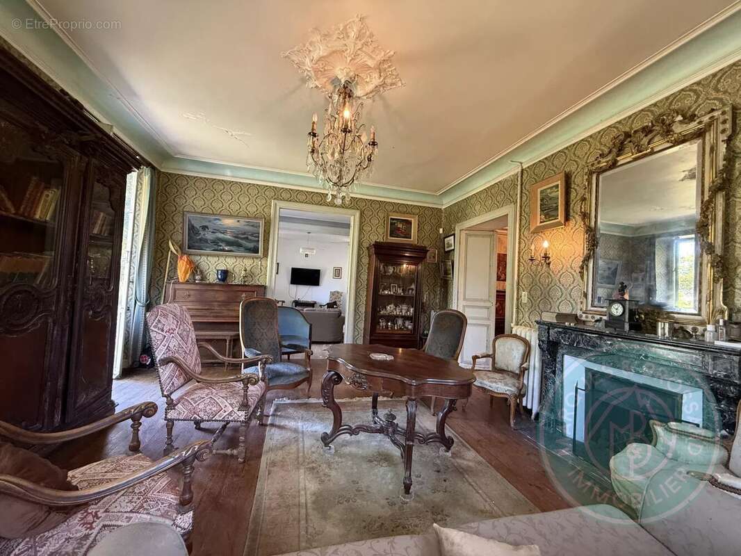 Maison de maître avec dépendance et terrain - photo 8