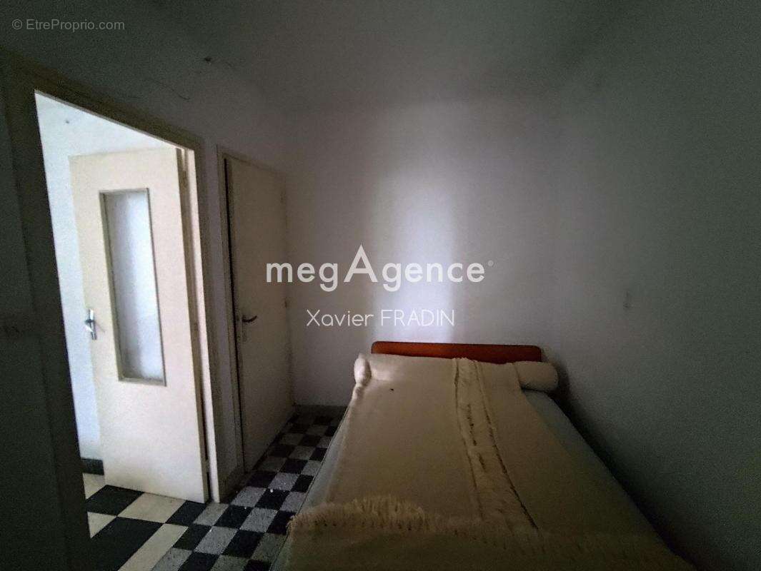 Dépendance avec studio et garage à rénover – Fort potentiel ! - photo 4