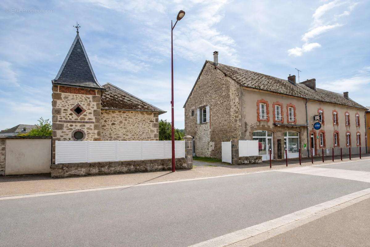 Maison spacieuse de 469 m² à Marsac, 16 pièces - photo 2