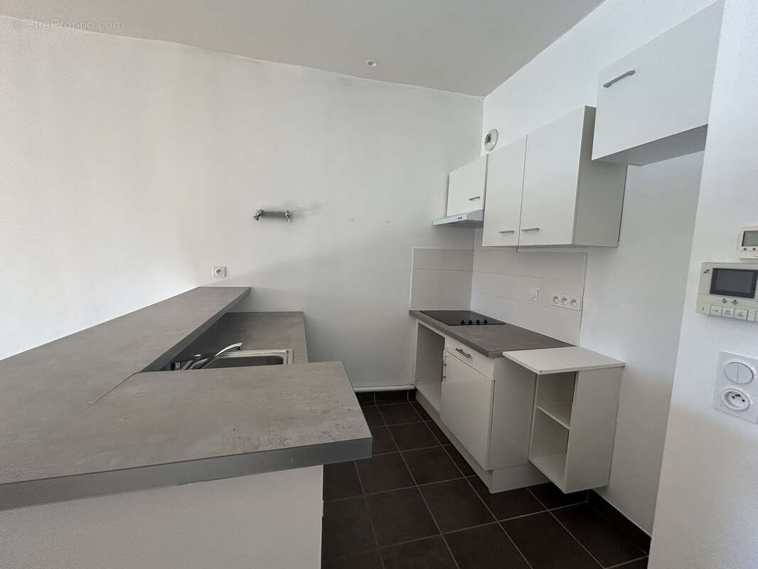 NÎMES proche Maison Carrée, P3 de 75.04 m2 au 3ème étage d'un élégant immeuble ancien - photo 2