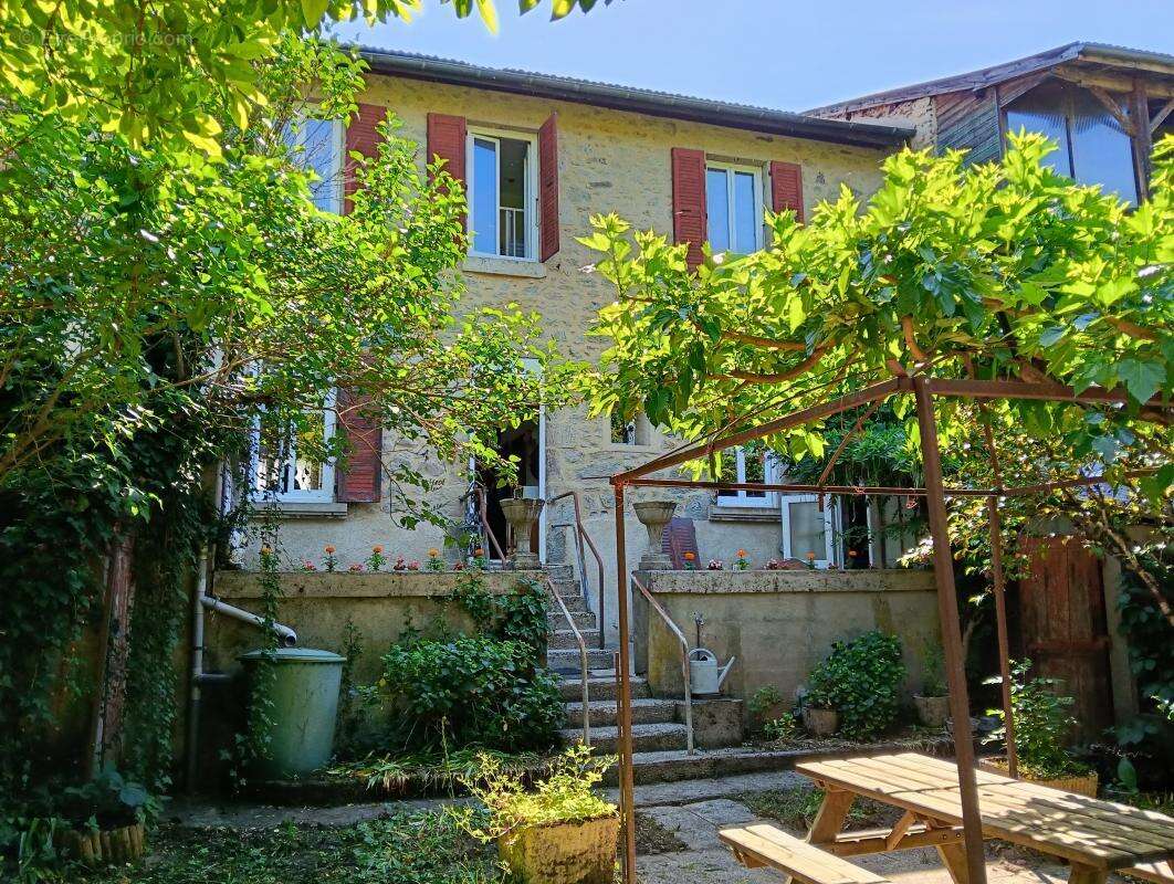 Maison en Pierres, 5 Chambres, 2 Salles d'eau, 2 Garages et un jardin - photo 11