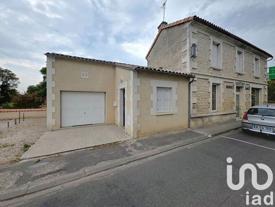 Photo 2 - Maison à CHAZELLES